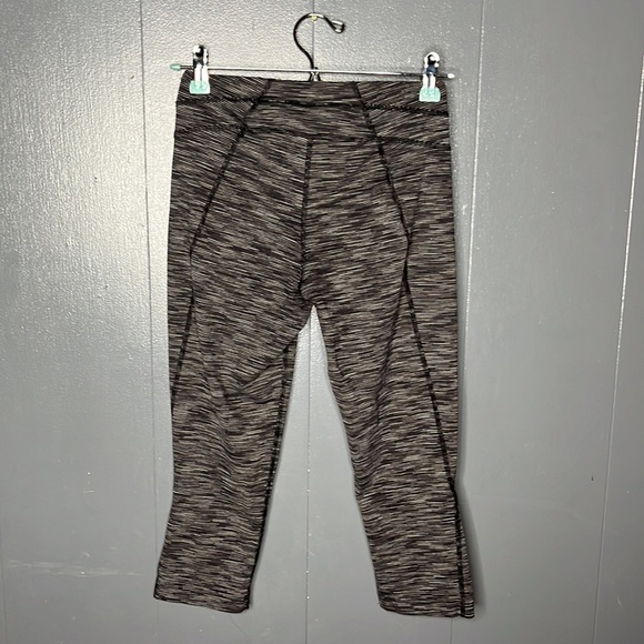 LUCY Capri legging size small - Picture 6 of 7